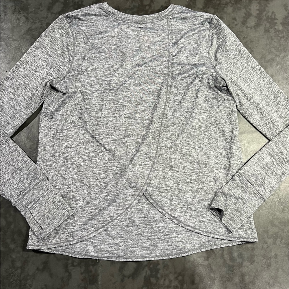 ATHLETA Sun Lover Split Back Tulip UPF Long Sleeve Thumb Hole Gray Top Size M - Picture 2 of 8